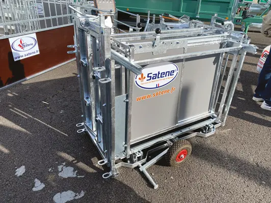 Cage de contention, pesage, soin et tri pour ovins présentée avec options pesée, porte de contention autobloquante et roues de transport escamotables