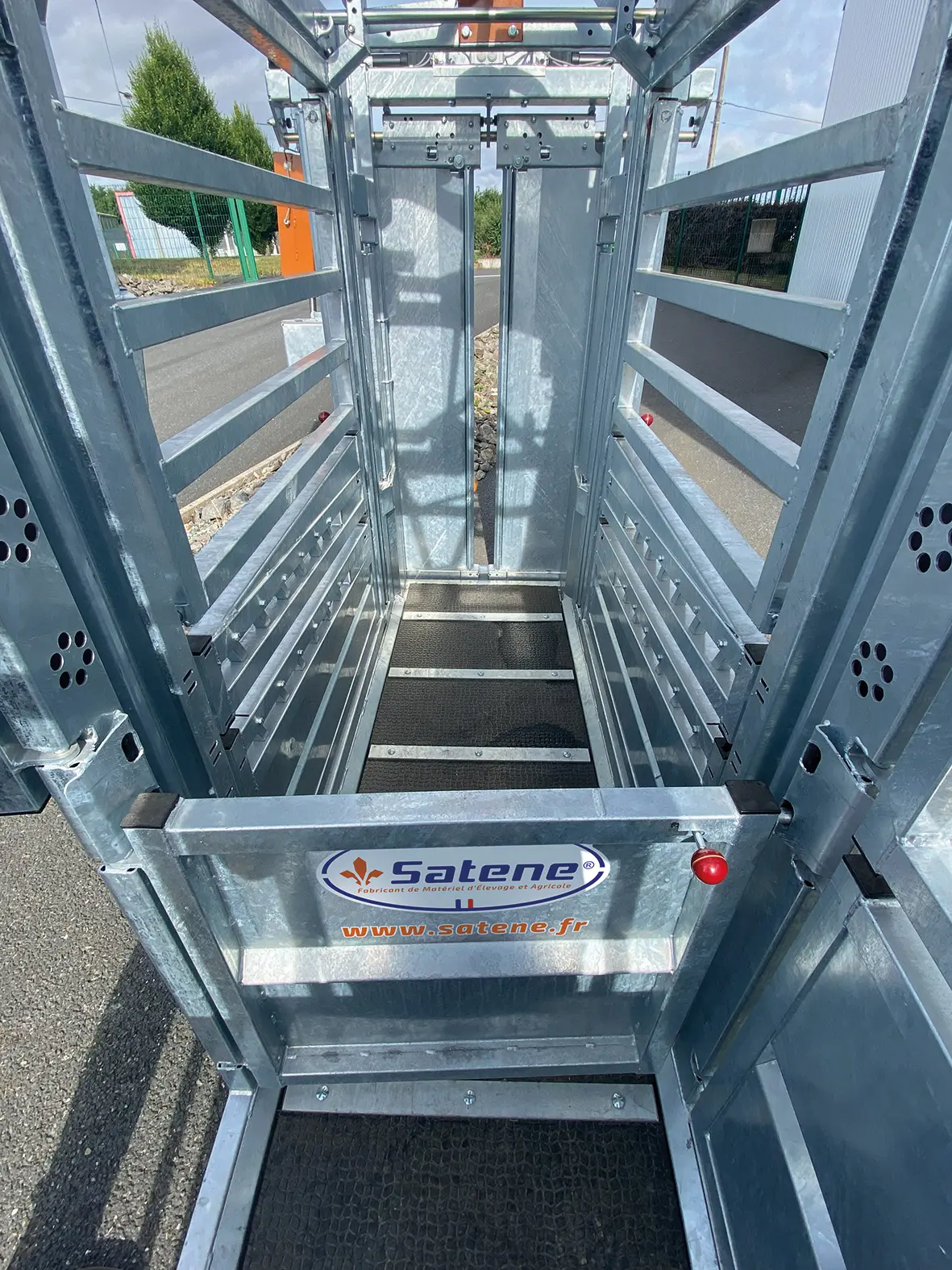 Sas d'intervention arrière sécurisée sur la cage CCR8000TE made in France CCR8000te